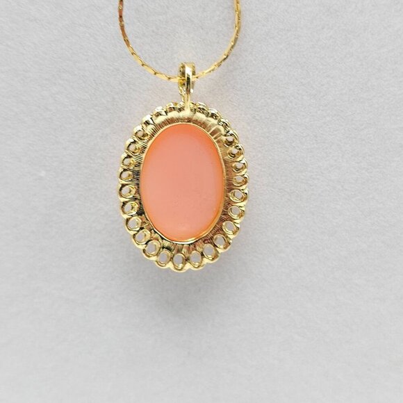 Acrylic Cameo Pendant Necklace With Gold Tone Chain Oval Frame - Picture 3 of 5